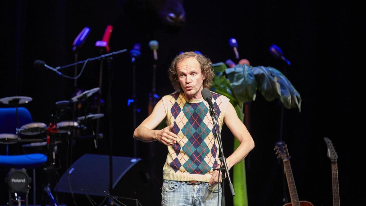 Der Kabarettist Olaf Schubert auf der Bühne.