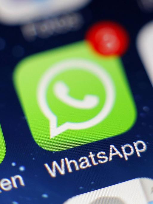 Das WhatsApp-Icon ist auf dem Display eines iPhones zu sehen.