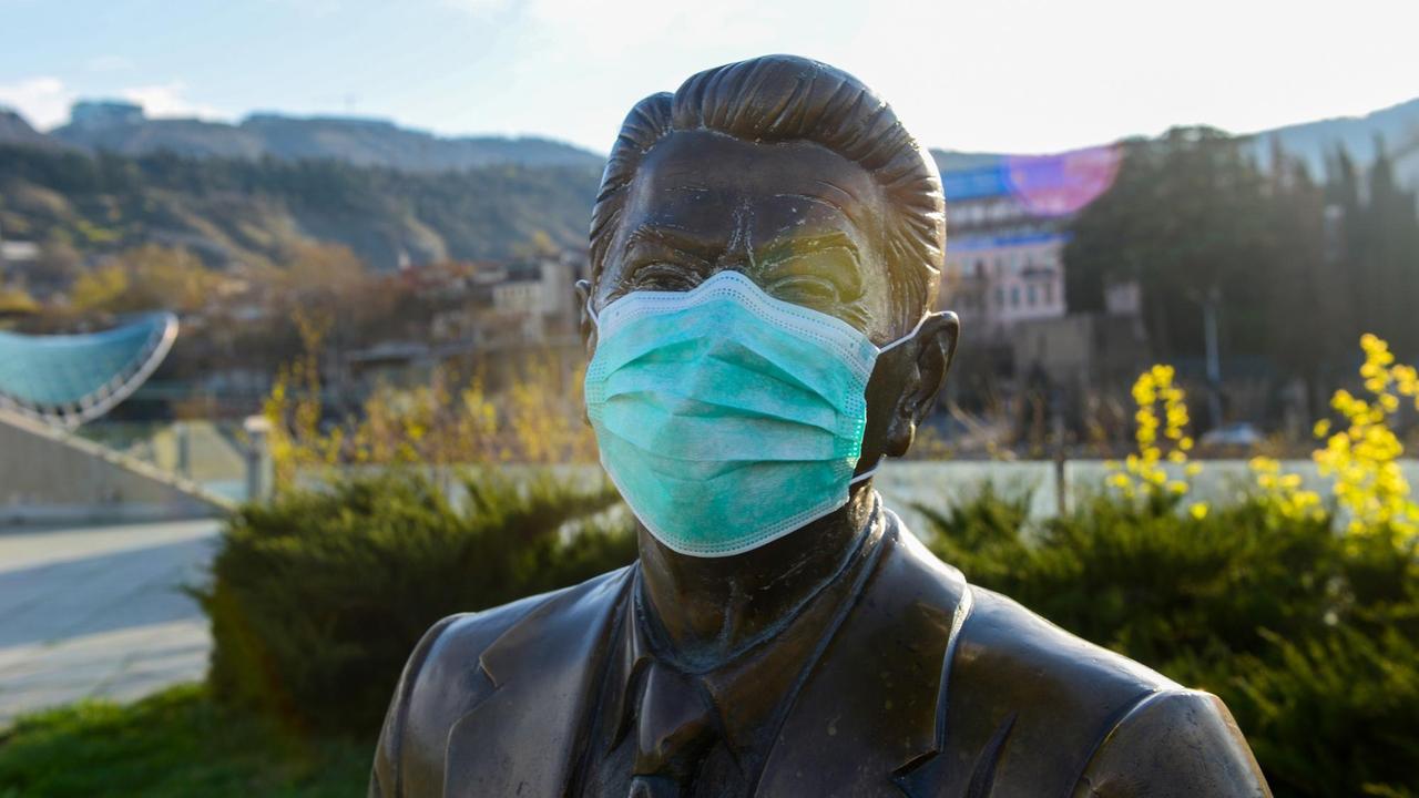 Das Ronald-Reagan-Monument in Tiflis wurde mit einer Maske versehen.