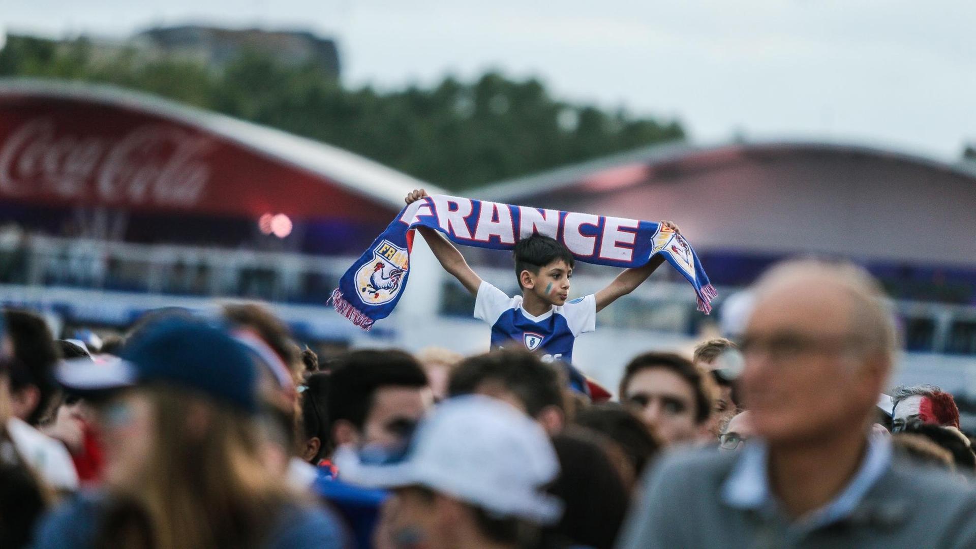 Fans vor dem Eröffnungsspiel der Fußball-Europameisterschaft in der Fan-Zone in Bordeaux.