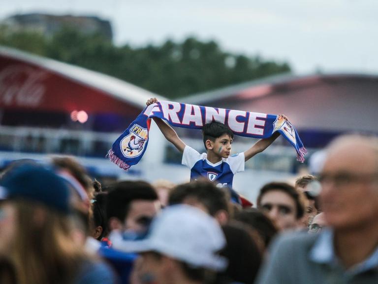 Fans vor dem Eröffnungsspiel der Fußball-Europameisterschaft in der Fan-Zone in Bordeaux.