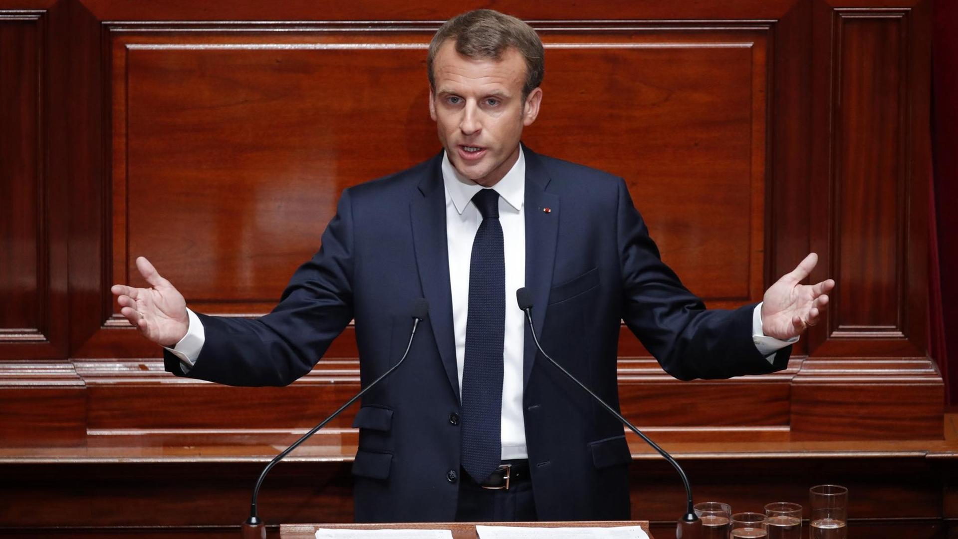 Präsident Macron spricht im Parlament
