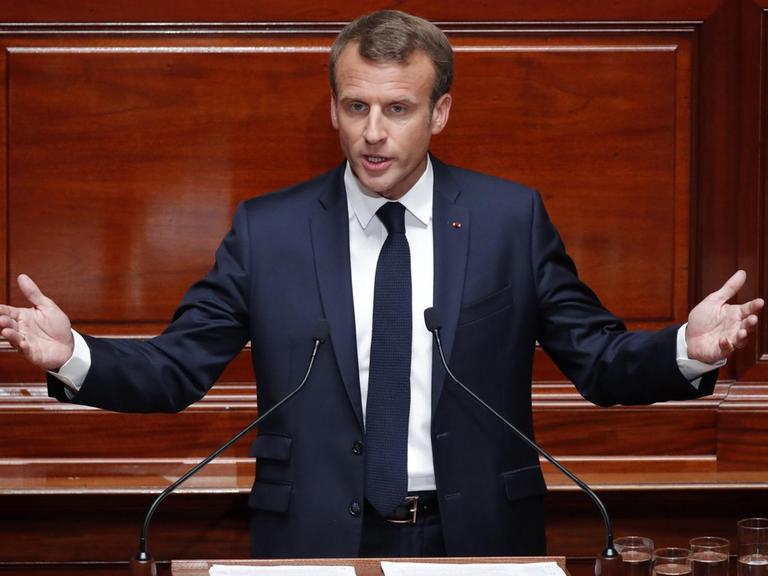 Frankreichs Präsident Macron spricht im Parlament.