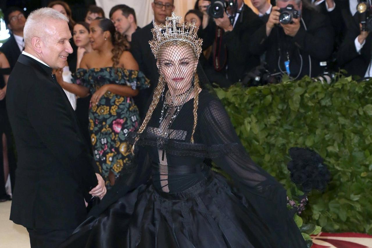 May 7, 2018 - New York, N.Y, USA - MADONNA attends the Metropolitan Museum of Art Costume Institute Benefit with exhibition of Heavenly Bodies: Fashion and the Catholic Imagination .The Met Museum, NYC.May 7, 2018.Photos by , Globe Photos Inc. New York USA PUBLICATIONxINxGERxSUIxAUTxONLY - ZUMAms4_ 20180507_zaa_ms4_071 Copyright: xSoniaxMoskowitzx  