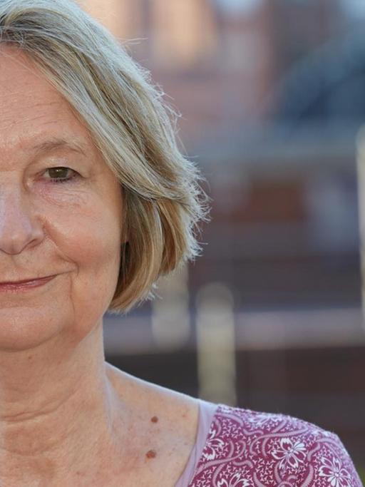 Die Kinder- und Jugendbuchautorin Kirsten Boie posiert am 15.09.2016 in Hamburg.