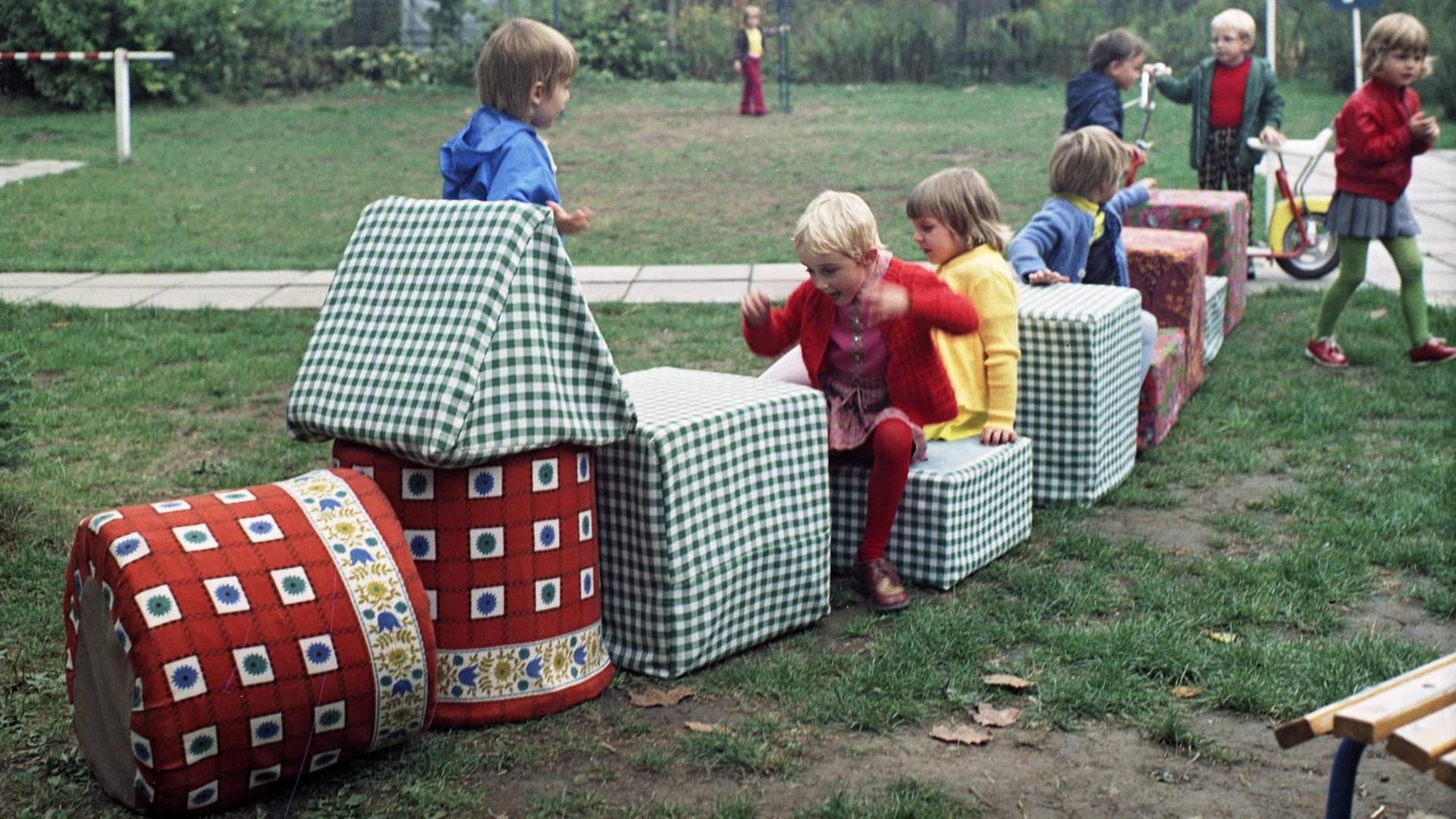Kinder beim Spielen in der Kindertagesstätte in Rostock, DDR, 1976. Kinder beim Spielen in der Kindertagesstätte in Rostock, DDR, 1976.