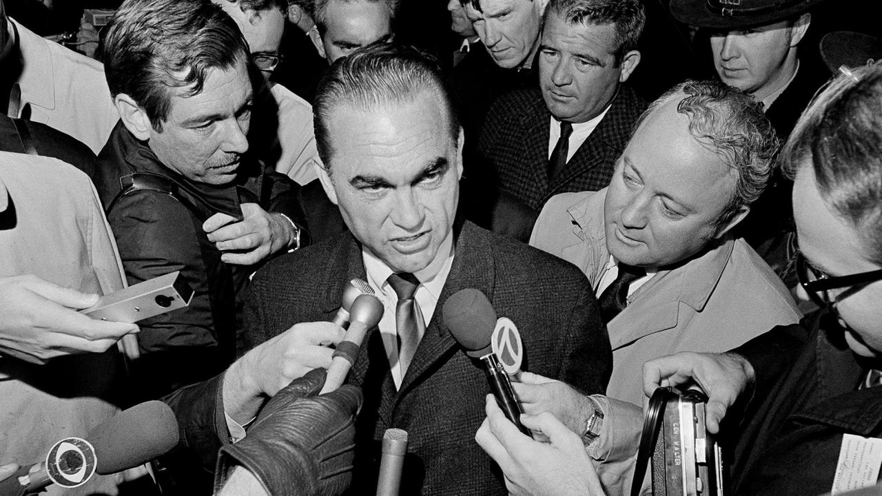 Historische Aufnahme von 1968. George Wallace, Präsidentschaftskandidat und ehemaliger Gouverneur von Alabama, wird am Metro Airport in Detroit von Reportern umringt.