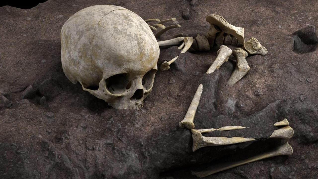 Skelett eines Steinzeitkindes im Sand