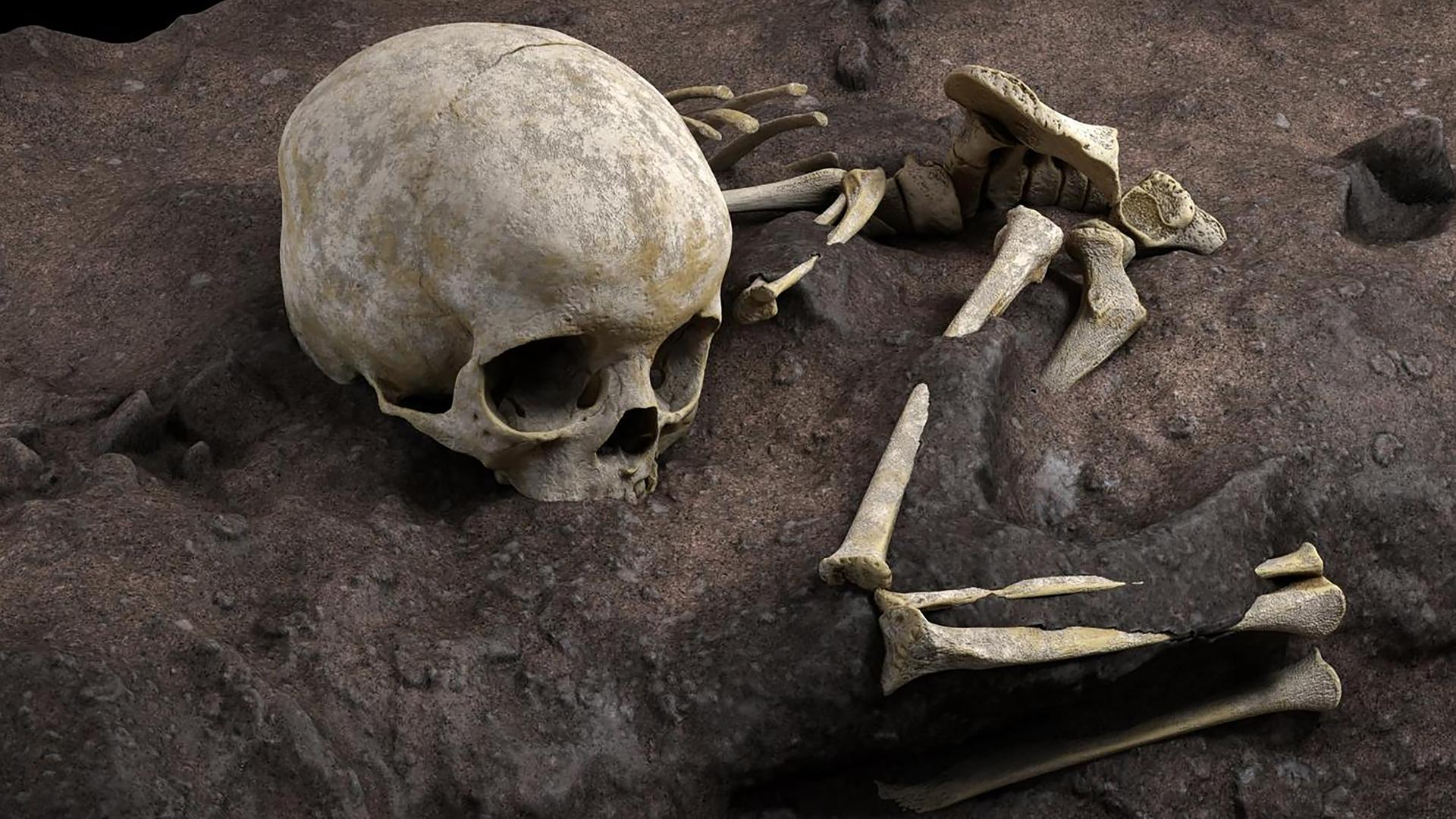 Skelett eines Steinzeitkindes im Sand Skelett eines Steinzeitkindes im Sand