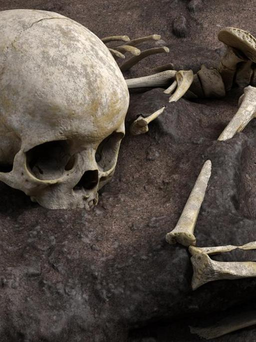 Skelett eines Steinzeitkindes im Sand