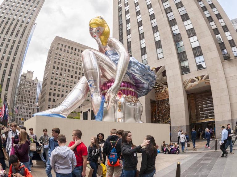 Sitzende Ballerina von Jeff Koons auf dem Rockefeller Plaza in New York