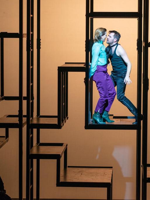 Bettina Hoppe und Nico Holonics in einer Szene der "Dreigroschenoper" in der Inszenierung von Barrie Kosky.