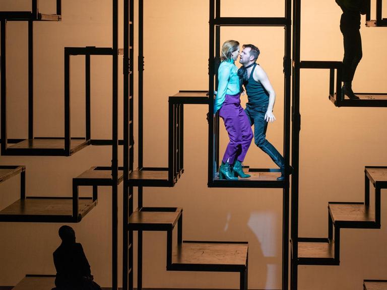 Bettina Hoppe und Nico Holonics in einer Szene der "Dreigroschenoper" in der Inszenierung von Barrie Kosky.