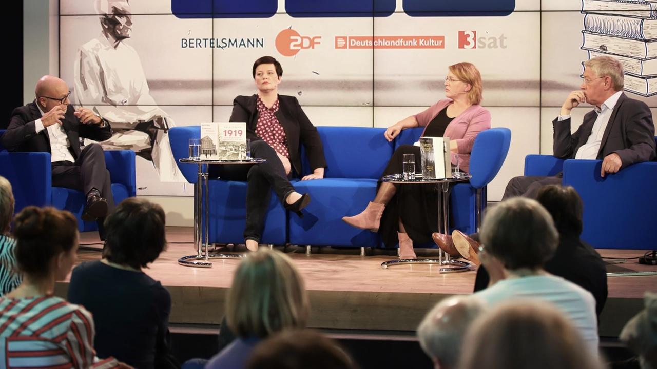 Birte Förster (2. v.l.) und Eckart Conze (r.) bei einer Diskussion im Rahmen der Frankfurter Buchmesse 2018. 