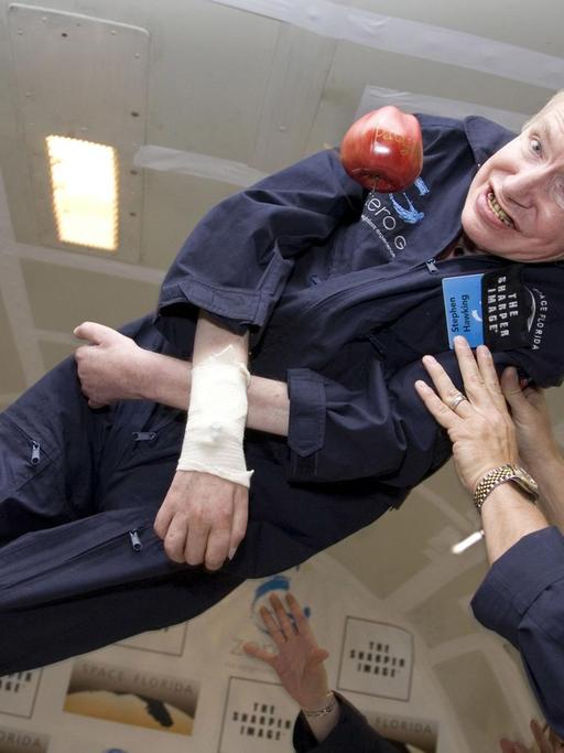 Der gelähmte britische Astrophysiker Stephen Hawking hat am 26.04.2007 einen Ausflug in die Schwerelosigkeit unternommen. Der an den Folgen der Muskelschwäche ALS leidende Hawking erlebte nach Medienberichten das Abenteuer an Bord einer modifizierten Boeing 727. Der Wissenschaftler wirkt bei seinem Flug in der ausgepolsterten Kabine völlig gelöst und glücklich. Der mehr als einstündige Flug startete auf der Shuttle-Landebahn am Kennedy-Raumfahrtzentrum der NASA in Florida. Die Parabelflüge fanden über dem Atlantik statt. Foto: Zero Gravity Corporation +++(c) dpa - Report+++Fotograf:DB gozerog