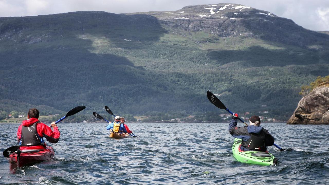 Kajakfahrer in einem norwegischen Fjord