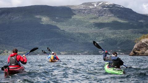 Kajakfahrer in einem norwegischen Fjord