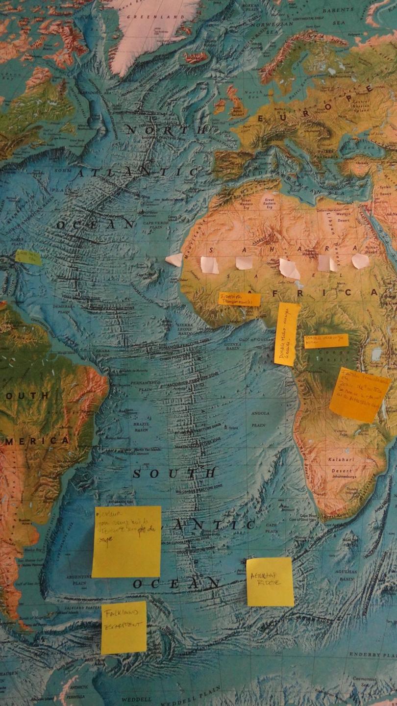 Weltkarte mit tektonischen Linien und Notizen der Künstlerin