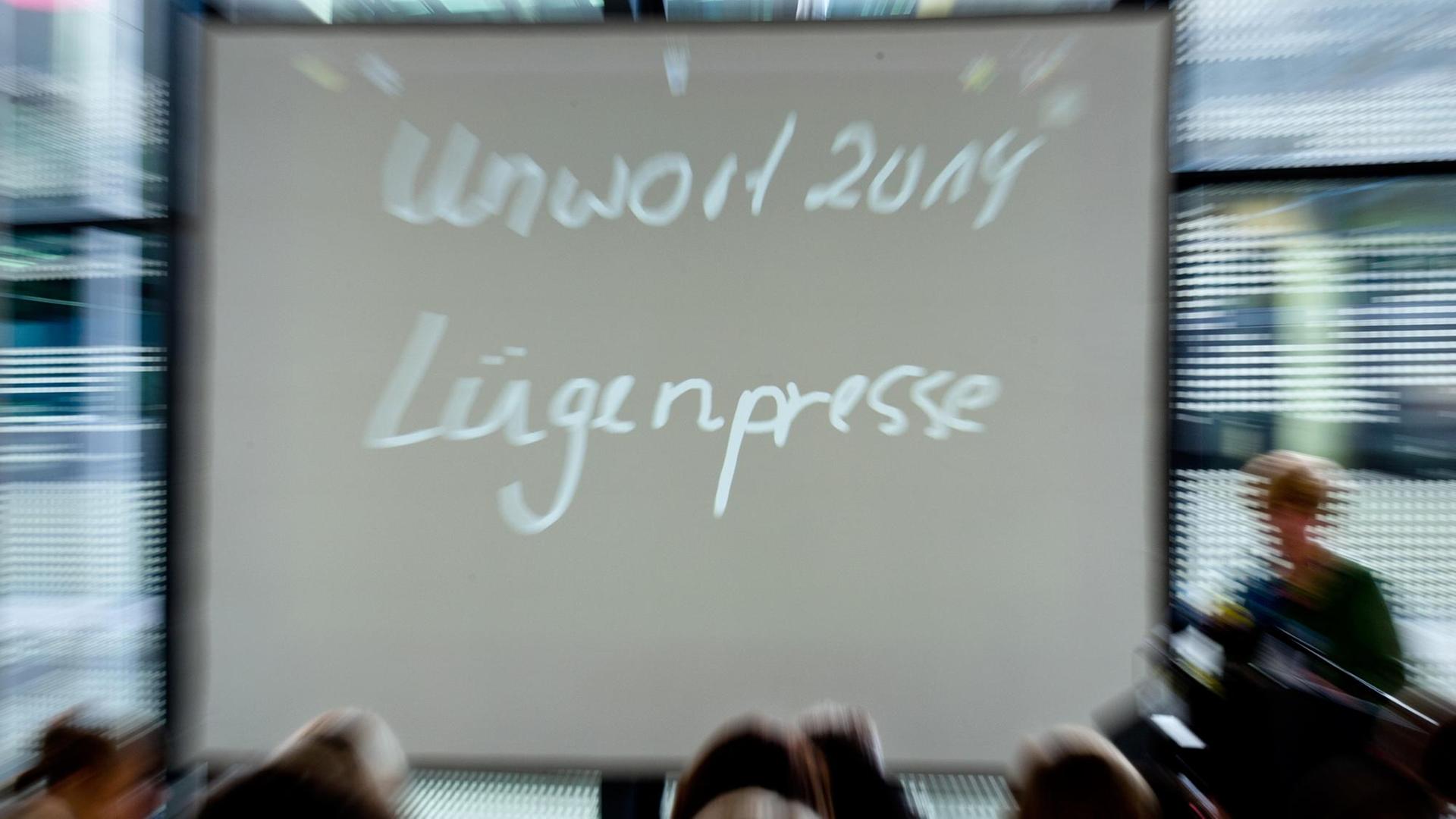 Auf einem Computer-Bildschirm stehen mehrmals die Worte "Lügen-Presse" und "Unwort des Jahres". Auf einem Computer-Bildschirm stehen mehrmals die Worte "Lügen-Presse" und "Unwort des Jahres".