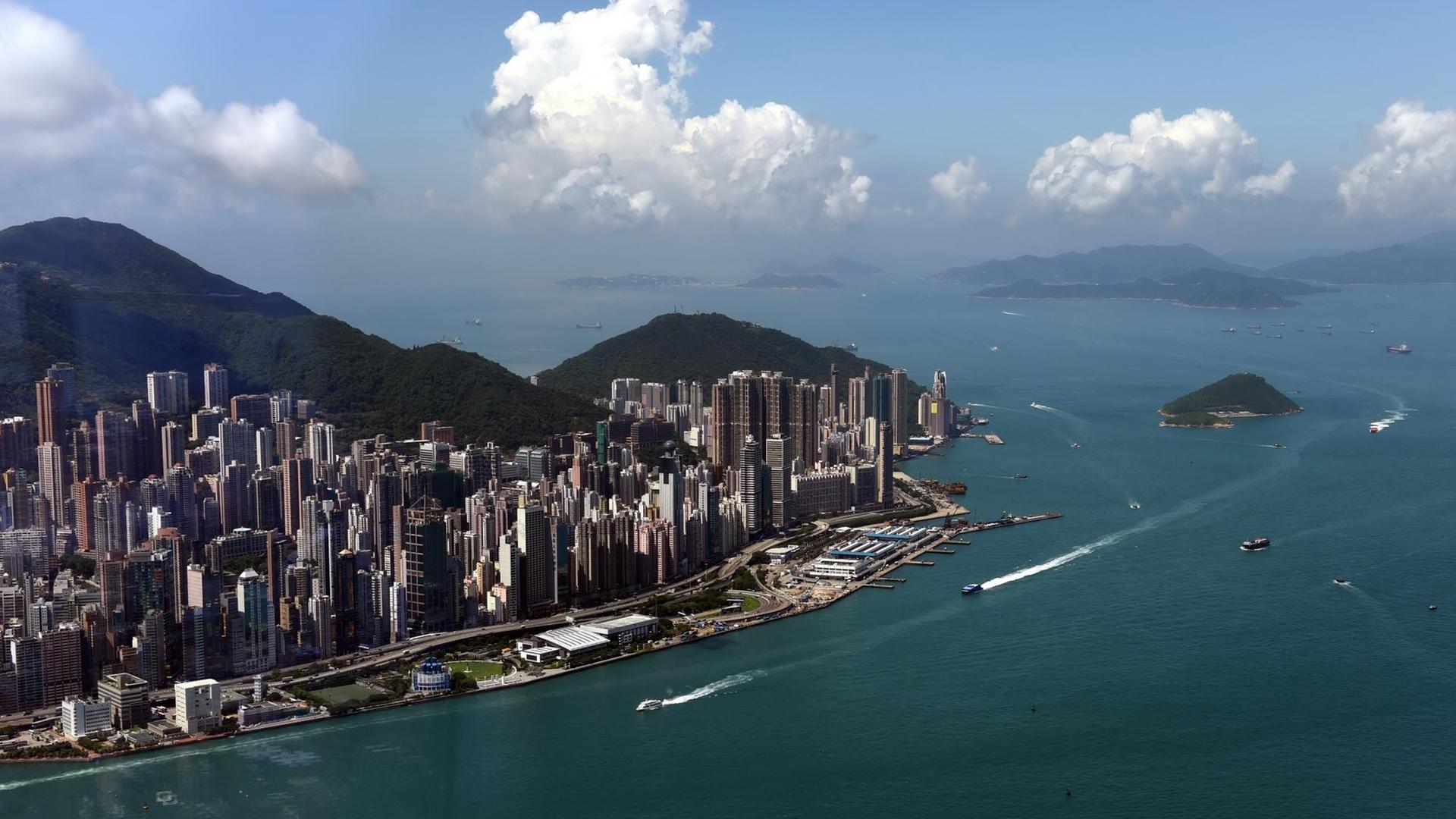 Die Skyline des Victoria Harbour von Hongkong, aufgenommen am 20.08.2015.