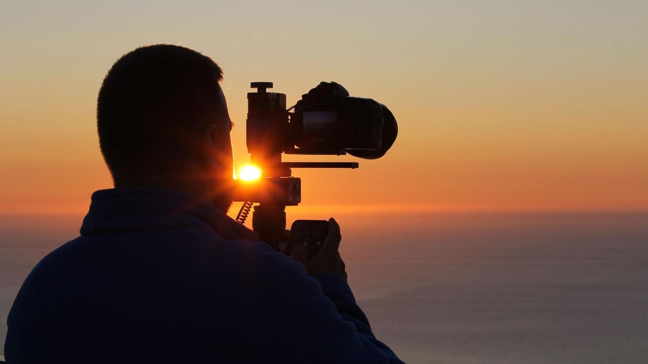 Von Mitte Mai bis Ende Juli geht die Sonne am Nordkap nicht unter. Fotografen aus der ganzen Welt lieben die Motive der "Sonne über dem Meer um kurz nach Mitternacht über dem Atlantik". Blickrichtung: Immer in Richtung Nordpol.