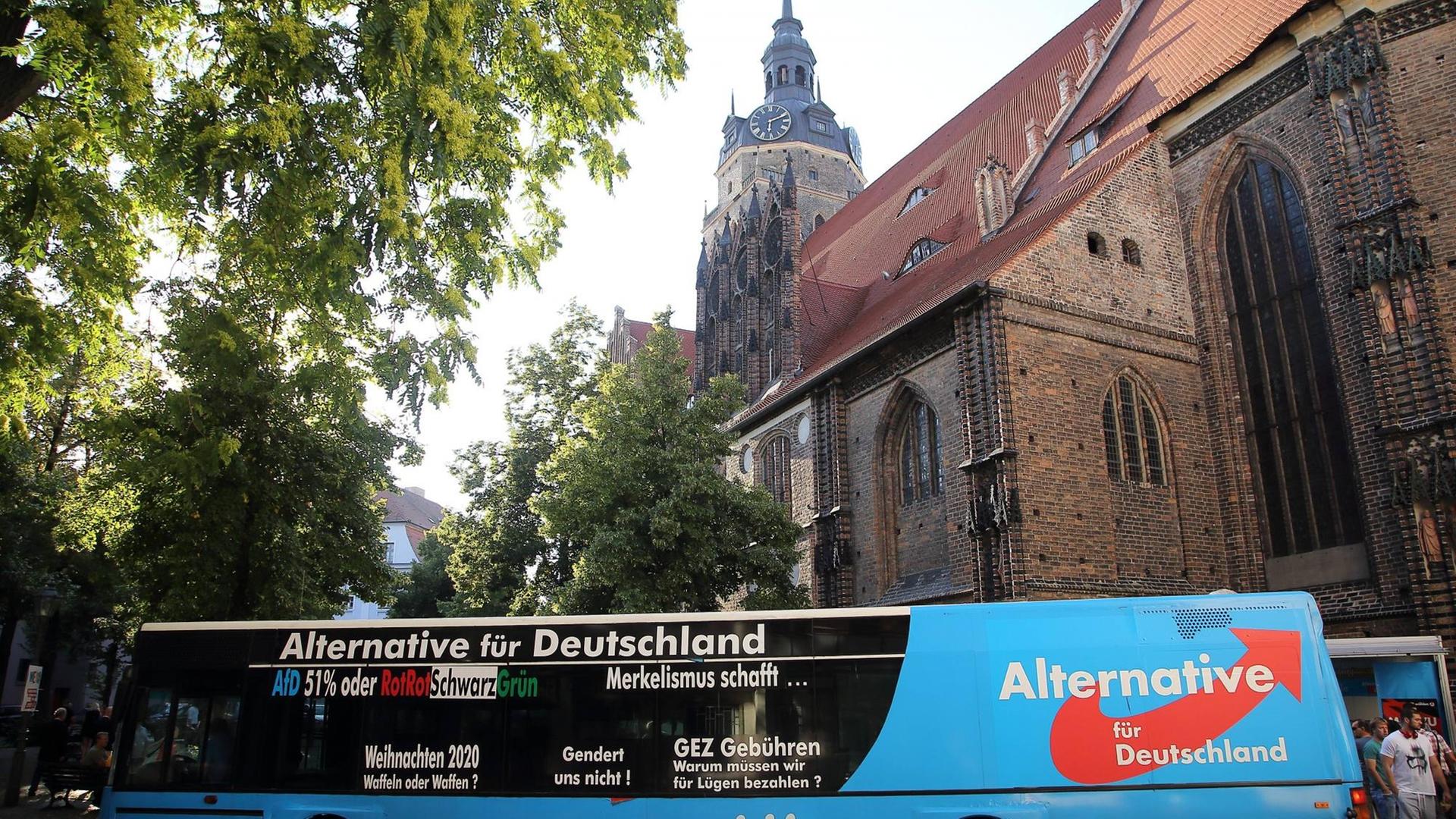 Wahlkampfbus der AfD an der Katharinenkirche während einer Protestkundgebung gegen den Wahlkampfauftritt von Bundeskanzlerin Angela Merkel in Brandenburg an der Havel, 29. August 2017