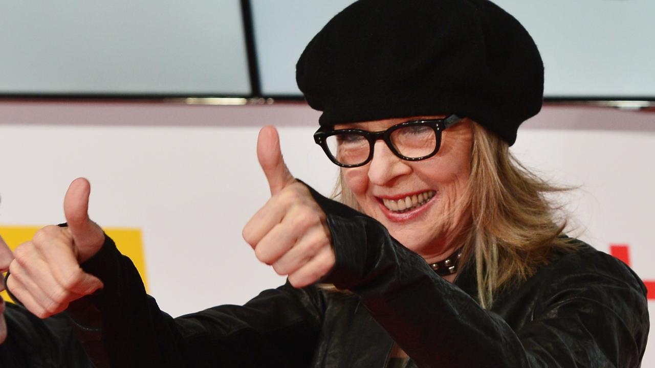 Das Bild zeigt Diane Keaton in schwarzer Kleidung mit einer schwarze Mütze.