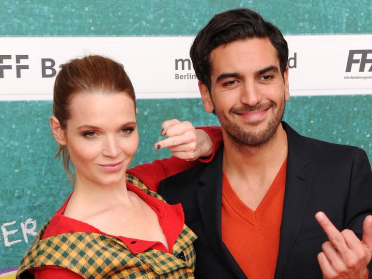 Die Schauspieler Elyas M'Barek und Karoline Herfurth zeigen beide ihren Mittelfinger - "Fack Ju Göhte" war 2013 der größte deutsche Kinohit 