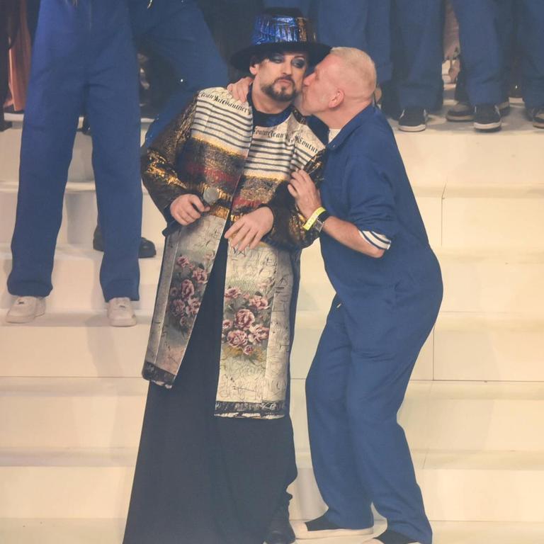 JeanPaul Gaultier küsst Boy George auf die Wange