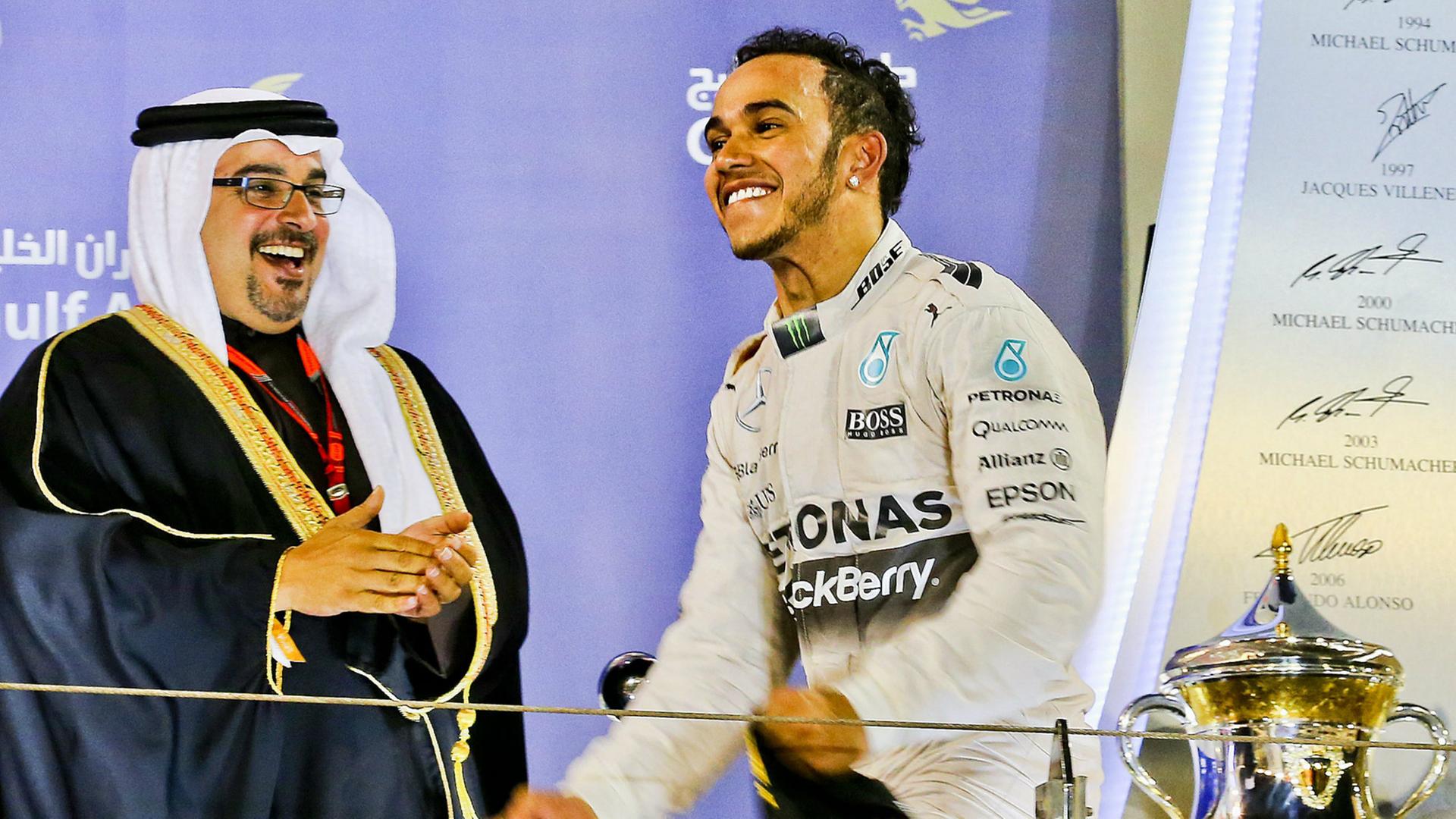 Lewis Hamilton feiert am 19.04.2015 seinen Sieg beim Großen Preis von Bahrain.