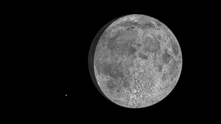 Morgen früh um 2 Uhr steht der fast volle Mond noch rechts (westlich) von Aldebaran, dem rötlichen Stierauge