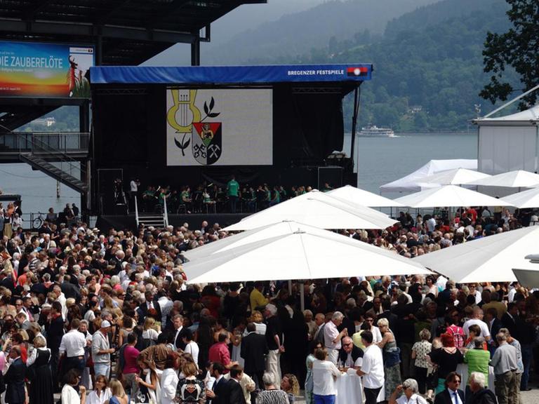 Buntes Treiben bei der Eröffnung der Bregenzer Festspiele 2014