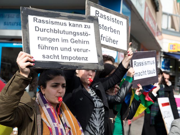Unter dem Motto "5 vor 12" wird am 21.03.2014 am Cottbuser Tor in Berlin gegen Rassismus demonstriert.
