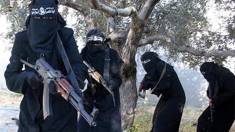 Ein Propagandavideo der IS-Miliz zeigt voll verschleierte Frauen mit Gewehren, die angeblich in der syrischen Stadt Al-Rakka operieren (undatiert). Die Frauen gehören angeblich der Al-Chansaa-Brigade an.