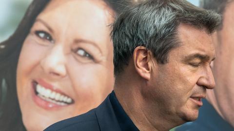 23.08.2018, Bayern, München: Markus Söder, Ministerpräsident von Bayern steht während der Vorstellung eines CSU-Wahlplakats vor einem Bild von Ilse Aigner, stellvertretende bayerische Ministerpräsidentin und bayerische Verkehrsministerin.