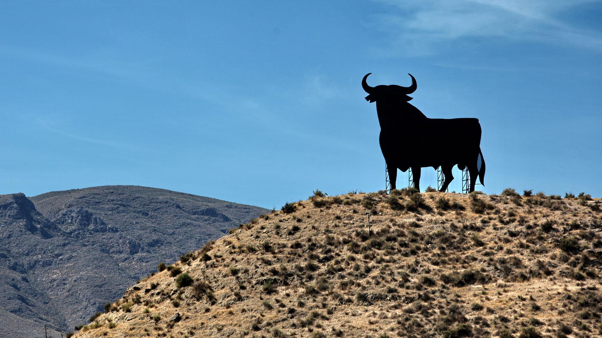 Ein Osborne-Stier, das Markenzeichen von Andalusien und ganz Spanien, steht auf einem Hügel bei Almeria in Andalusien