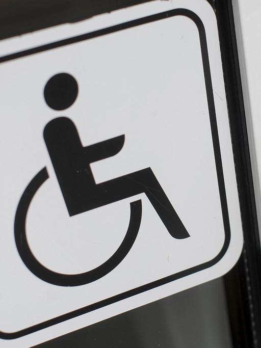 Hinweis-Schild für Menschen mit Behinderung