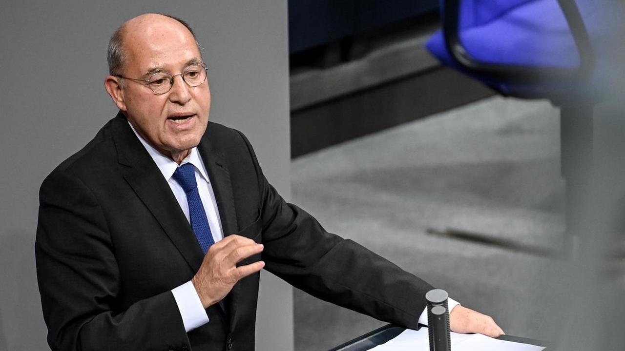 Gregor Gysi (Die Linke) spricht bei der Debatte zur Belarus-Politik im Bundestag.