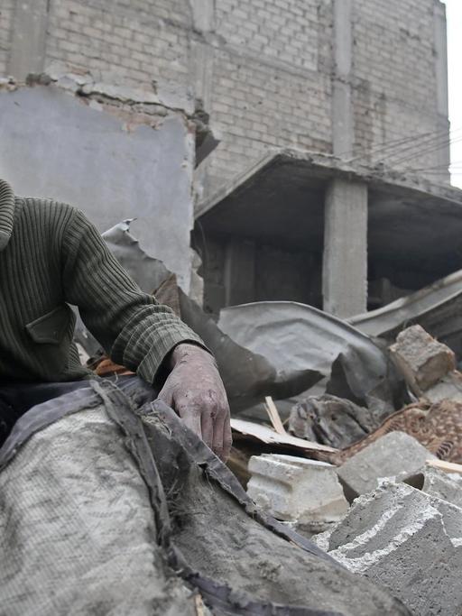 Ein Syrer sitzt am 5. Februar 2018 klagend auf den Mauern seines durch Luftangriffe zerstörten Hauses in der Region Ost-Ghuta nicht weit der Hauptstadt Damaskus.