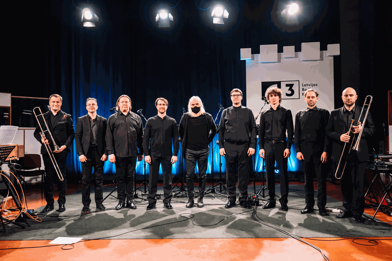 Die Mitwirkenden bei Uģis Prauliņš' Stück Messe und Zwischenspiele nach Johannes Ockeghems "L'homme armée" im Studio 1 von Radio Latvija am 14.12.2020