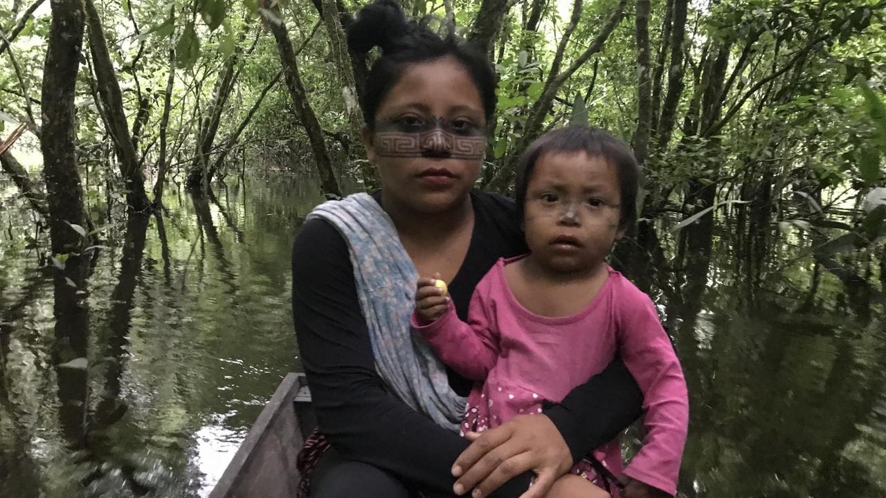 Eine Frau und ein Kind in einem Boot