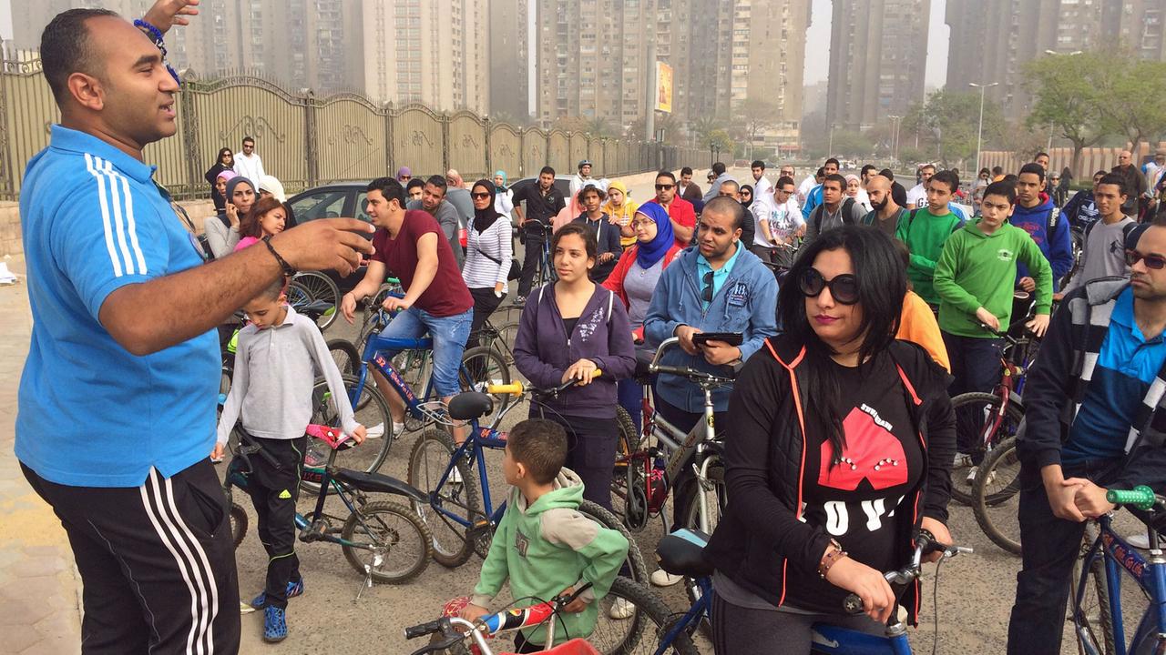 Mohamed Samy (l), der Gründer von "Go Bike", will mit seiner Initiative die Ägypter aufs Fahrrad bringen.