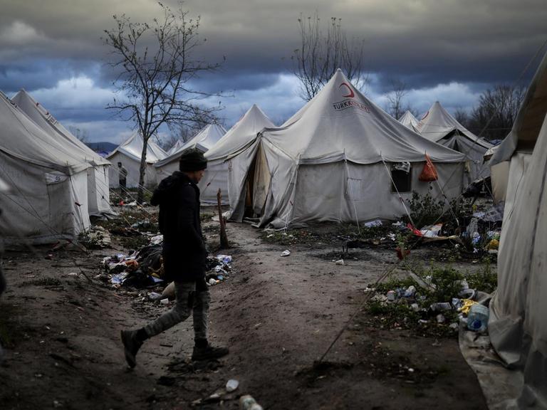 Ein Flüchtling läuft durch die vermüllten Zelte des Vucjak Camps.