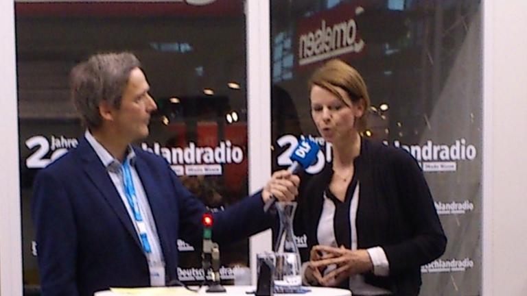 Georg Ehring, links, und Gisela Schmalz am Deutschlandradio-Stand auf der Frankfurter Buchmesse