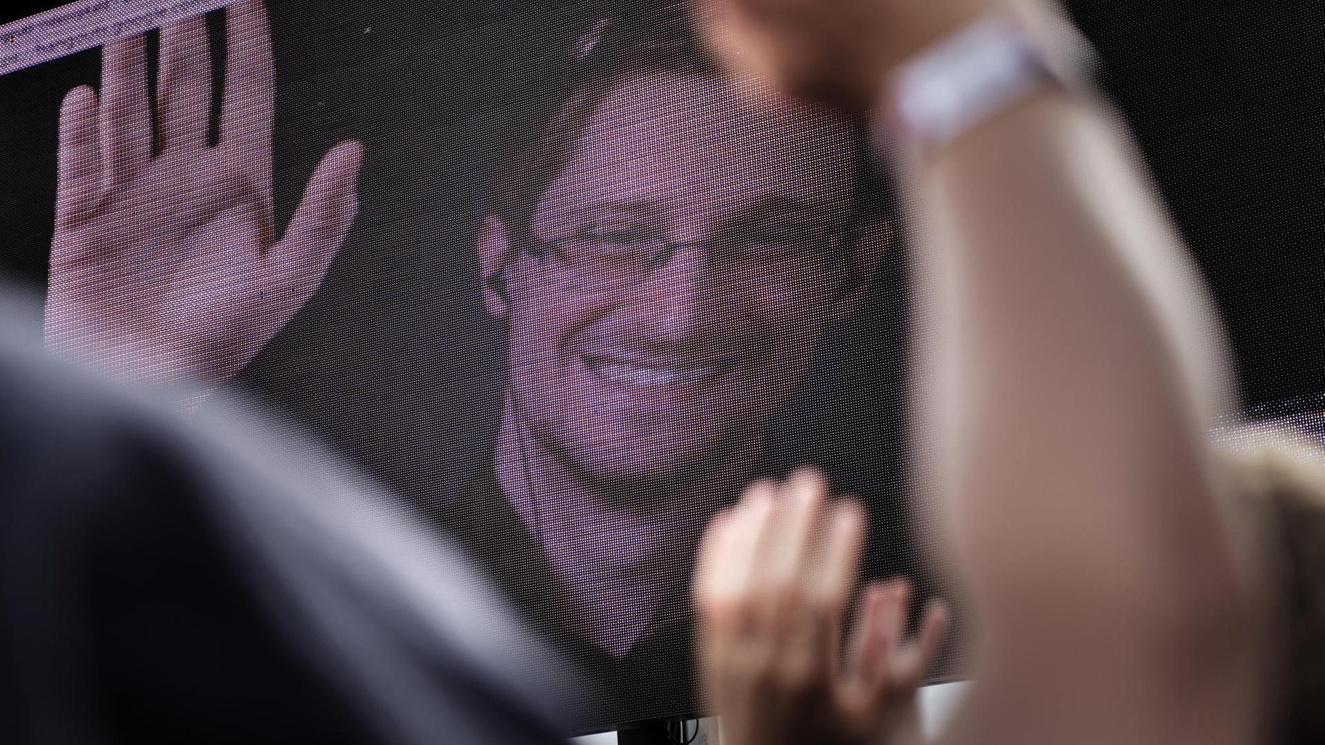 Edward Snowden bei einer Live-Zuschaltung zum Roskilde-festival in Dänemark (28. Juni 2016). Edward Snowden bei einer Live-Zuschaltung zum Roskilde-festival in Dänemark (28. Juni 2016).