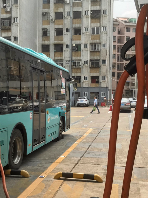 Elektrobus beim Laden im chinesischen Shenzhen