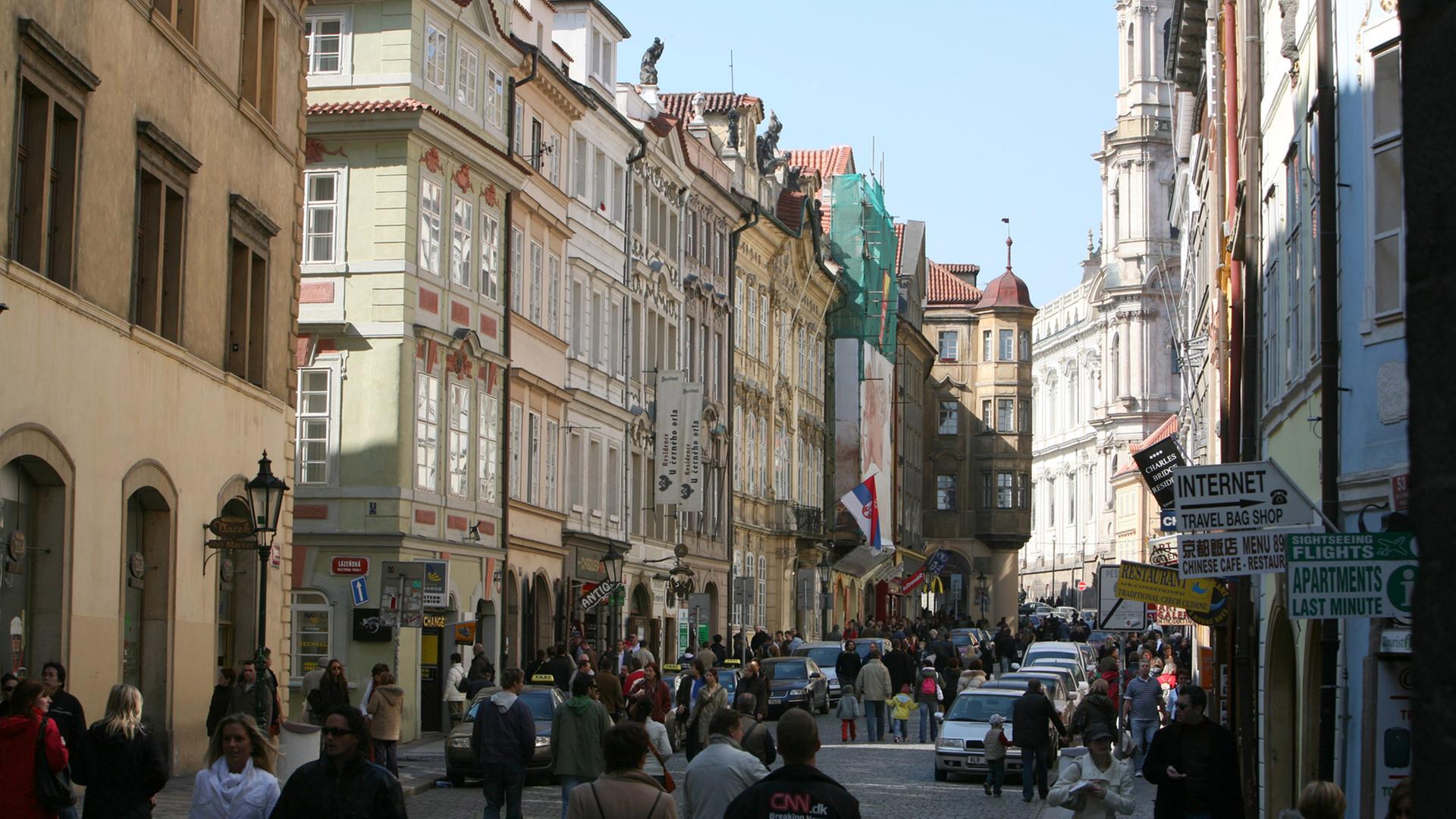 Blick in eine enge Gasse in der Altstadt von Prag