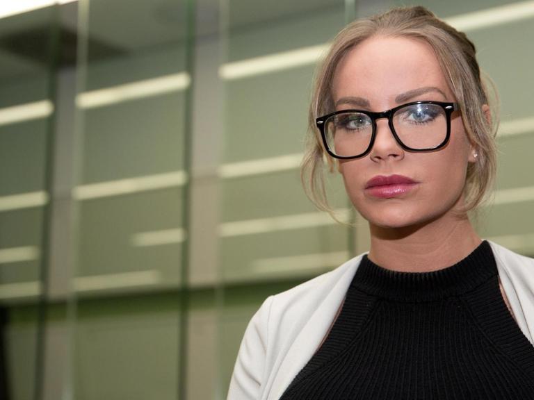 Das Model Gina-Lisa Lohfink kommt am 22.08.2016 ins Amtsgericht Tiergarten in Berlin.