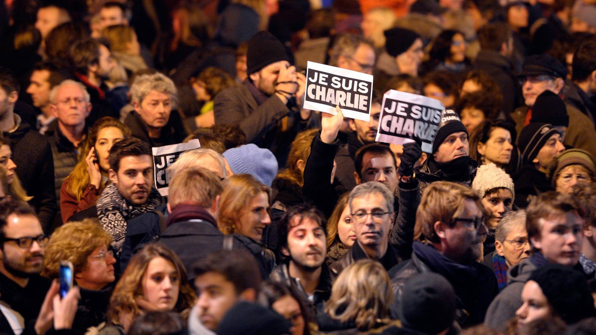 Tausende Menschen haben sich in Paris versammelt, um der Opfer des Anschlags auf das Satiremagazin "Charlie Hebdo" zu gedenken.