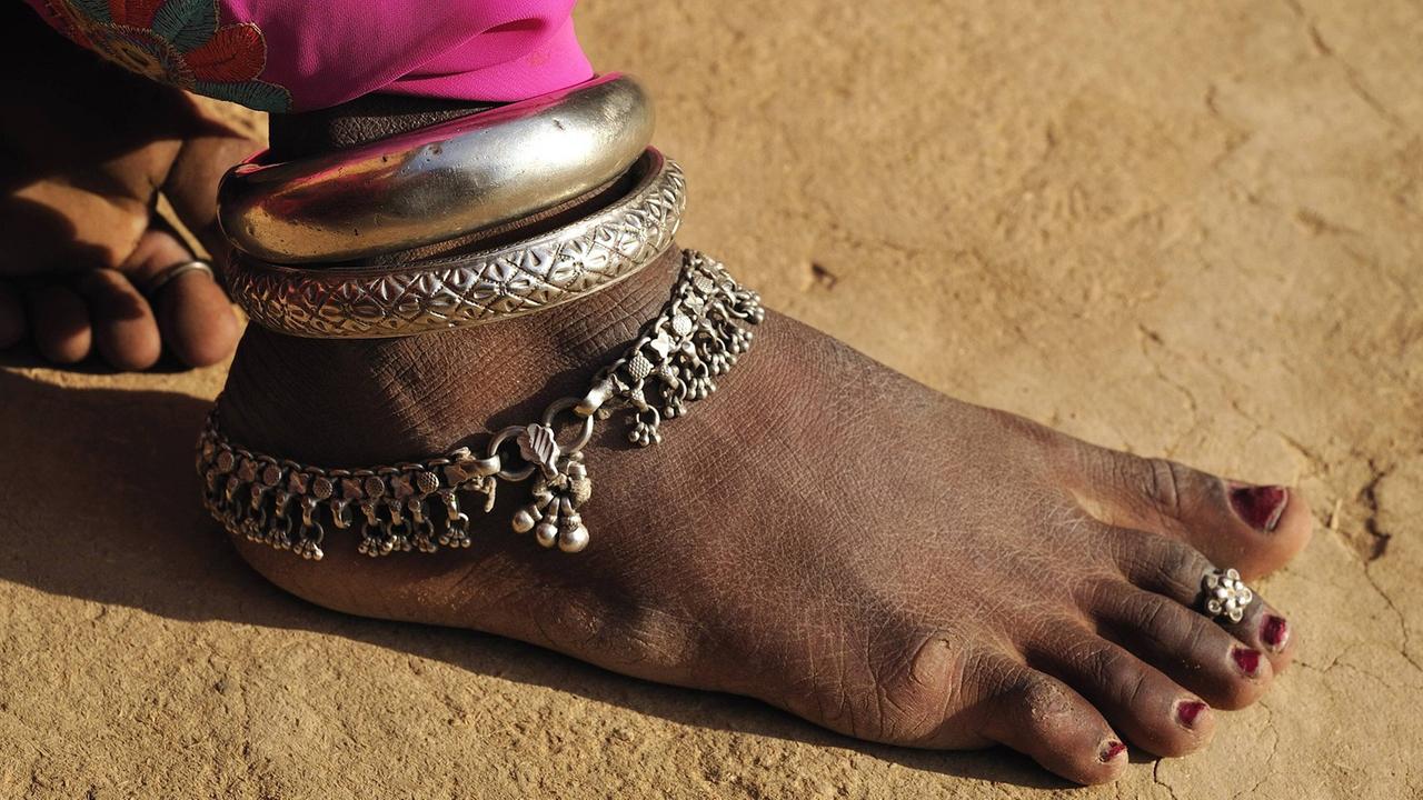 Fuß mit traditionellem Silberschmuck